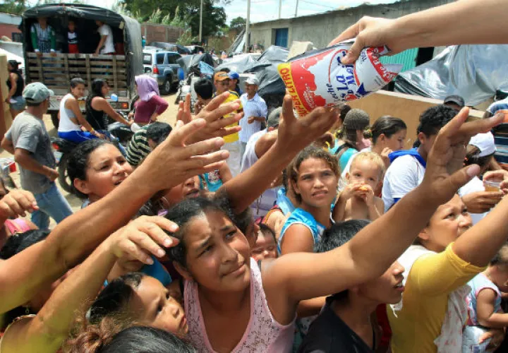 Colombianos reciben ayudas en el sector La Parada (Colombia). Foto/EFE