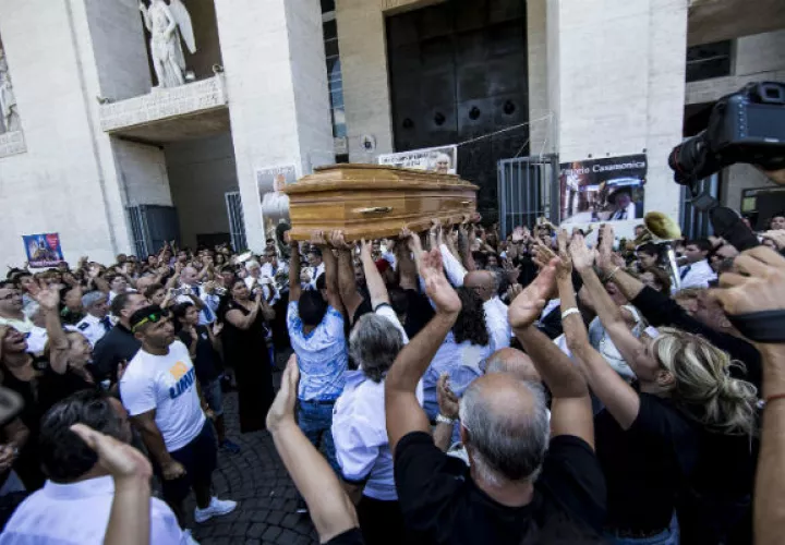 Varias personas asisten al funeral del capo. Foto/ EFE