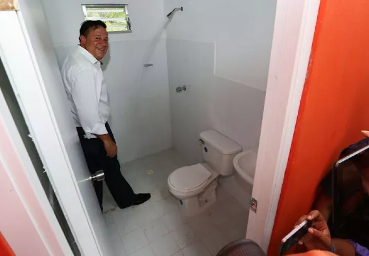 Varela: Momento cuando el presidente Juan Carlos Varela entregó el primer baño higiénico del Programa Sanidad Básica 100/0. Hasta el momento se desconoce el avance de una de las principales promesas del Gobierno y se criticó el costo de los sanitarios ($3,000 cada uno).