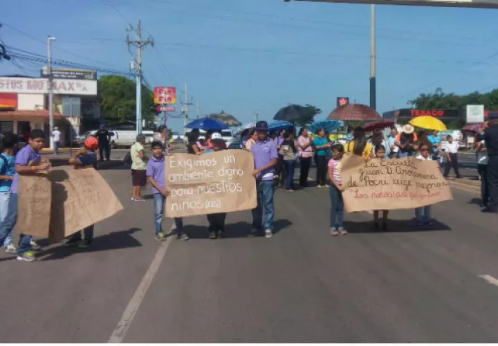 Piden que se mejore estado de escuela. /  Foto: Elena Valdez
