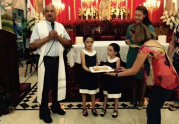 Acto de entrega del nuevo escapulario para la virgen. /Foto: Cortesía