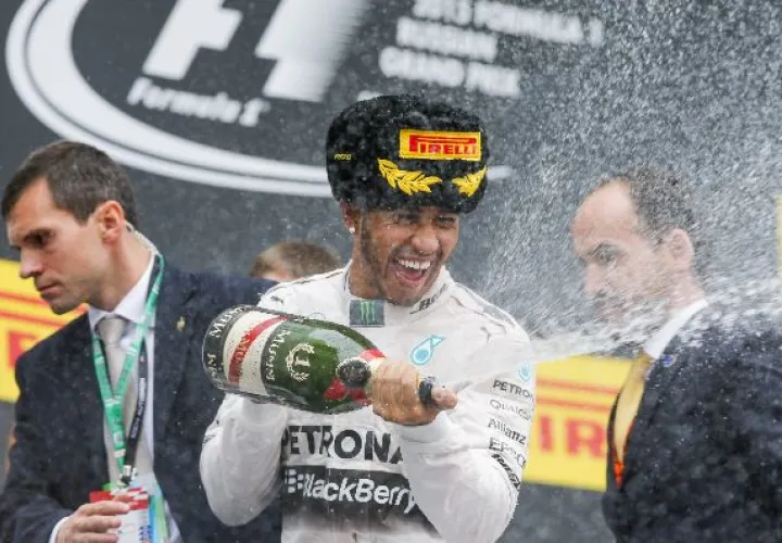 Lewis Hamilton celebra una victoria más en el campeonato. 