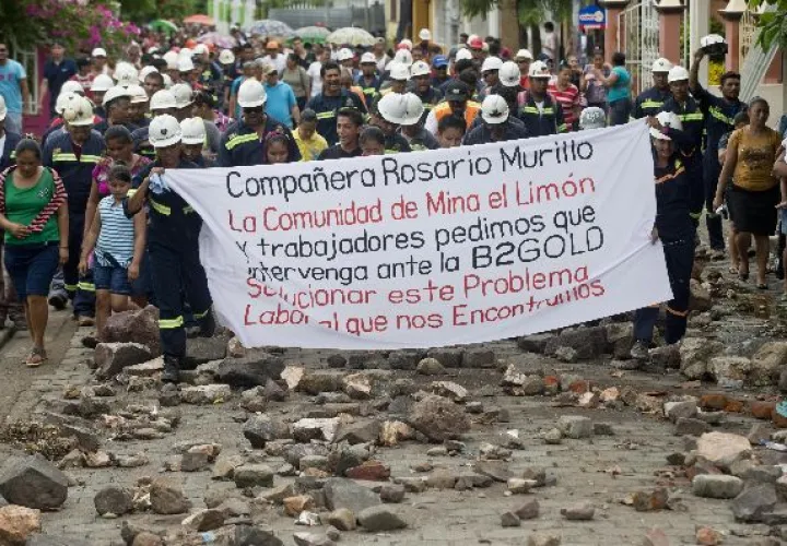 Unas 800 personas trabajan en este yacimiento de B2Gold.  / Efe