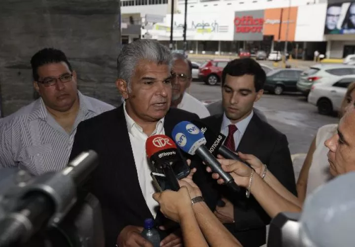 El exministro de Seguridad Pública José Raúl Mulino fue por tres días a la Fiscalía Tercera Anticorrupción.   / Víctor Arosemena