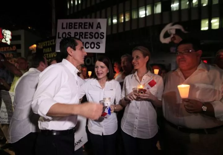 Manifestantes piden respeto al debido proceso.  / Víctor Arosemena