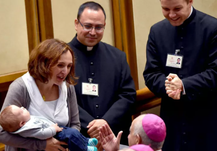 Davide Paloni en brazos de su madre Patrizia. Foto/ EFE