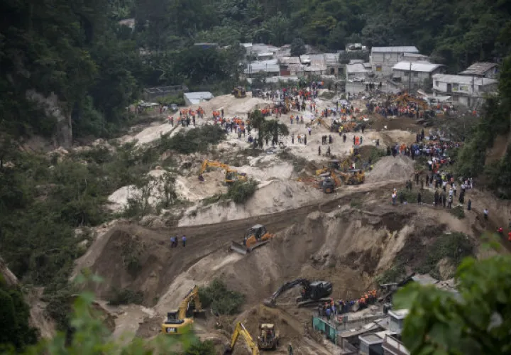 Zona devastada por el deslizamiento de tierra. Foto/ AP