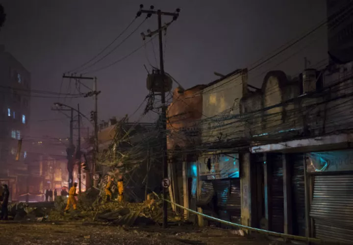 Rescatistas buscan víctimas, tras la explosión. Foto/ AP