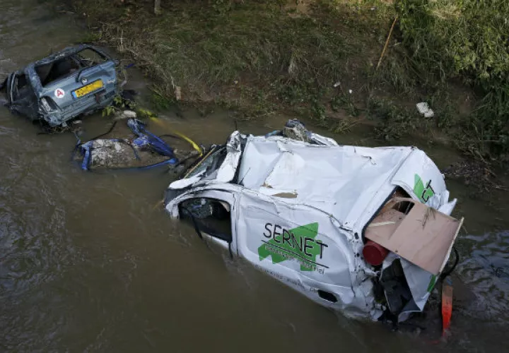 La fuerte corriente arrasó varios carros. Foto/ AP