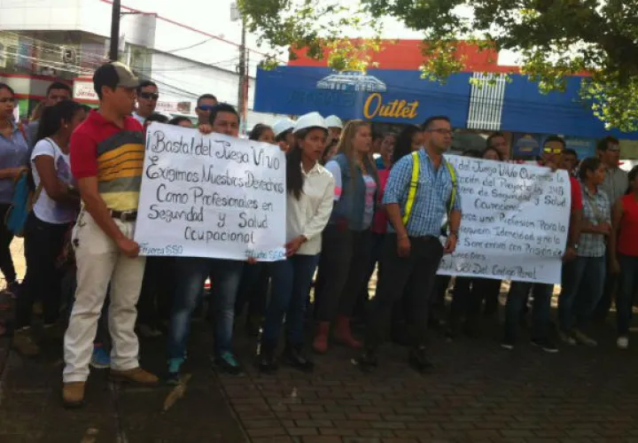  Protestan y exigen plazas de empleo. /Foto: Mayra Madrid
