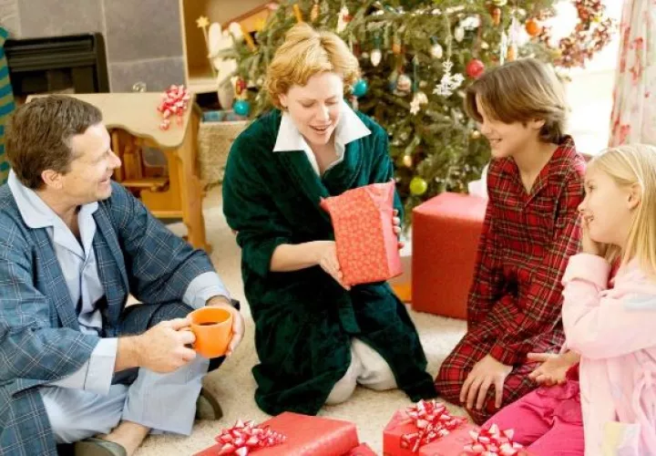 Para las fiestas de fin de año realice una lista de regalos, incluyendo las personas a las que les regalará en Navidad y cuánto destinará para cada regalo.  / Archivo