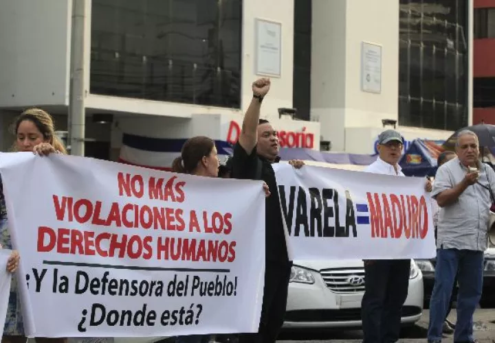 Miembros de CD protestaron frente a la Defensoría del Pueblo.  / Víctor Arosemena