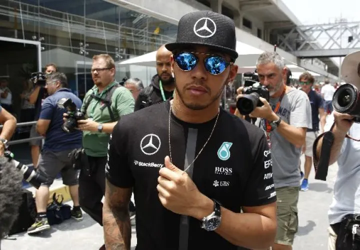 Lewis Hamilton, a su llegada a Brasil, fue abordado por la prensa. 