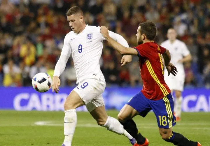 España frenó  una racha de Inglaterra de 14 partidos sin perder.  / EFE