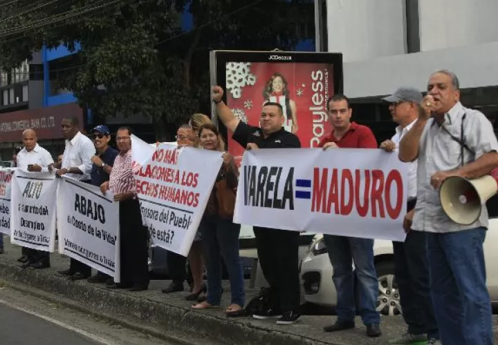Protesta en la Defensoría del Pueblo por parte de los familiares de los exfuncionarios detenidos.  / Víctor Arosemena