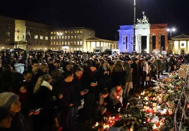  Francia debe estar alerta a 'otras réplicas' terroristas 