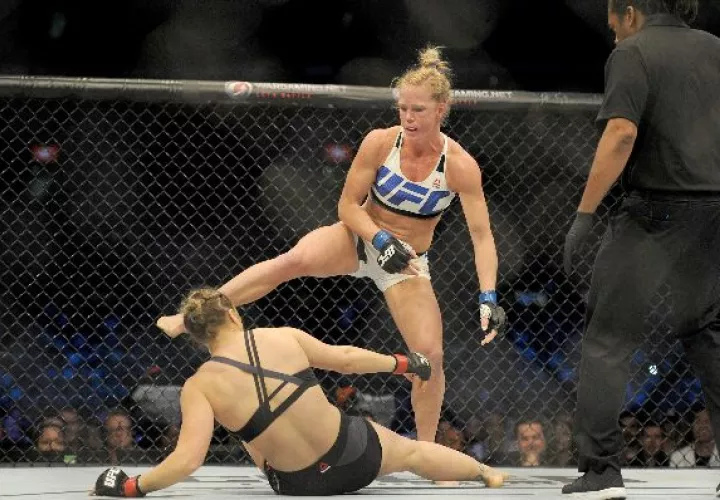 La pelea entre Ronda Rousey  y Holly Holm, la estelar del UFC 193, rompió récord de asistencia en Melbourne, Australia. 