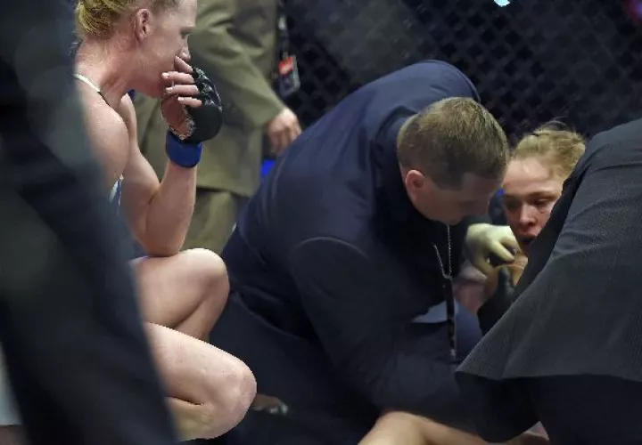 Holm mira con sorpresa el estado de Ronda. 