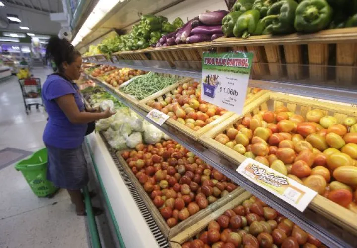 Los consumidores afirman que cada día aumentan más los precios de los productos no regulados.  / Archivo