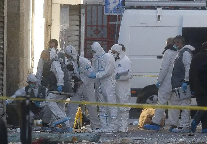 Expertos forenses examinan la escena en Saint Denis, cerca de París. 