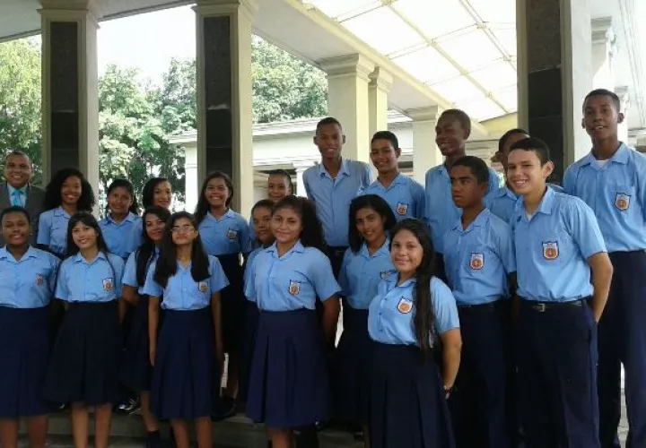 Parte del coro Armonía del Ernesto T. Lefevre.  / Cortesía