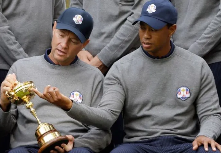 Tiger Woods, junto al capitán de Estados Unidos, Davis Love III.  / Archivo