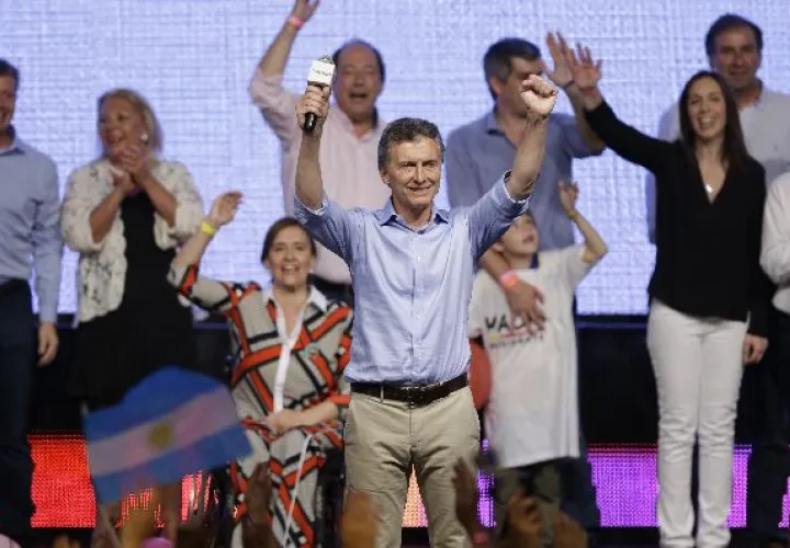 "Estoy acá porque ustedes lo han decidido", dijo Maurico Macri, visiblemente emocionado, ante las más de 7,000 personas que abarrotaronn el búnker de Cambiemos. 