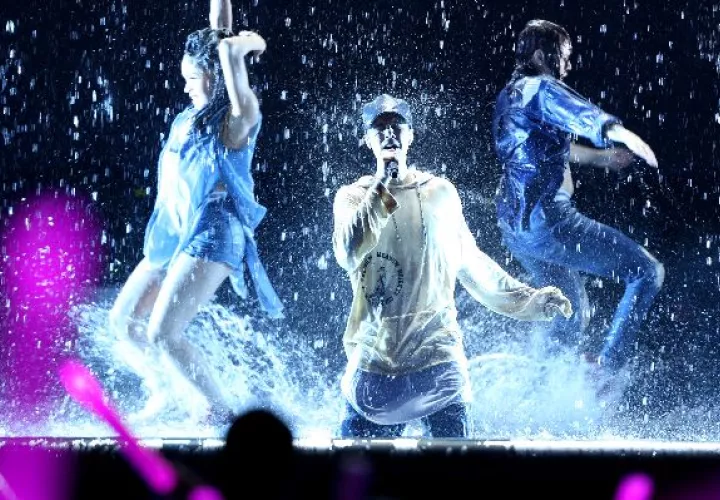  Justin Bieber cantó bajo el agua, una presentación que sorprendió. 