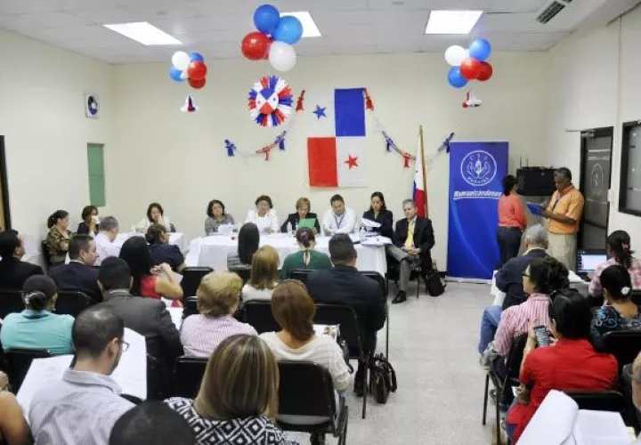 En el acto de homologación, los representantes de las empresas  aclararon dudas y realizaron sugerencias en torno al pliego de cargos.   / Cortesía CSS