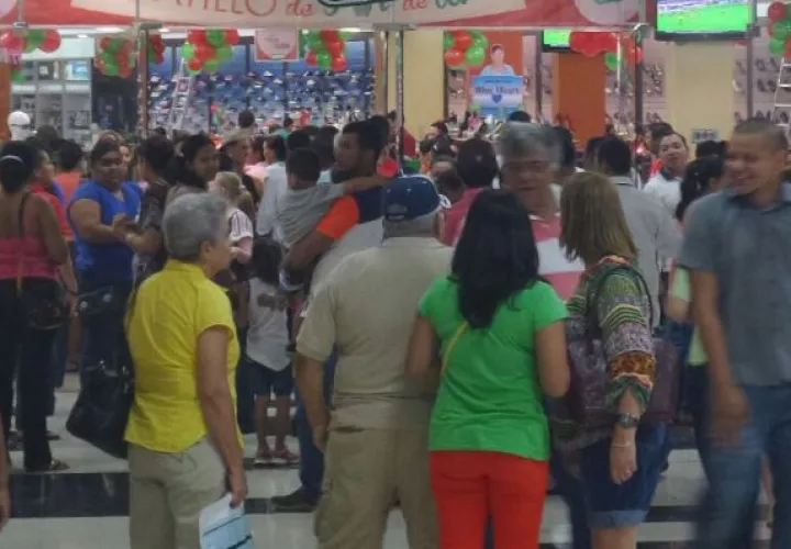 Gran cantidad de clientes esperan para hacer compras en el Black Friday del año pasado, en Chitré.  / Thays Domínguez
