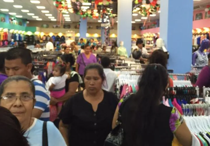 Clientes  con gran  expectativa  por el Black Friday en Bocas 