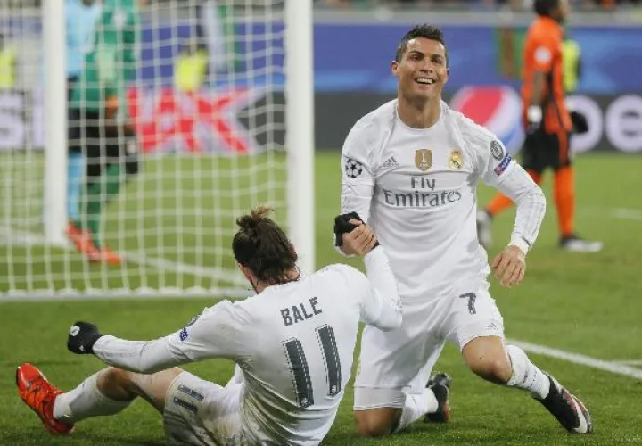 Cristiano Ronaldo celebra con Bale uno de los goles que marcó ayer ante el equipo ucraniano.  / EFE