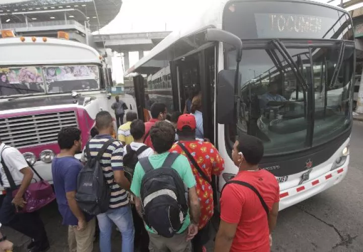A diario, miles de usuarios viven una odisea para abordar un metrobús, después de formar largas filas.  / Archivo