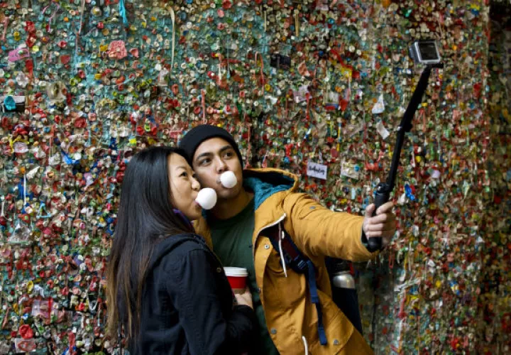 Los turistas se toman fotos. Foto/ AP