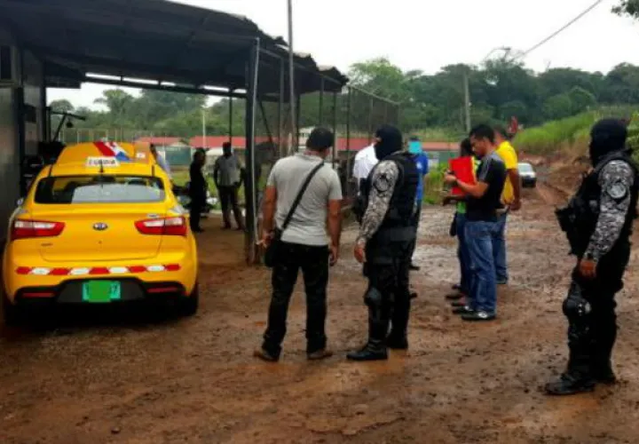 Momentos de la detención del vehículo. Foto/ Raimundo Rivera