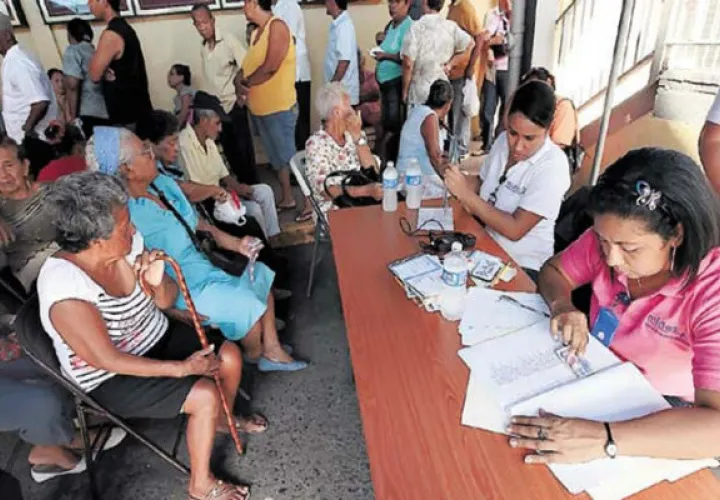 Muchos adultos acuden a cobrar solos