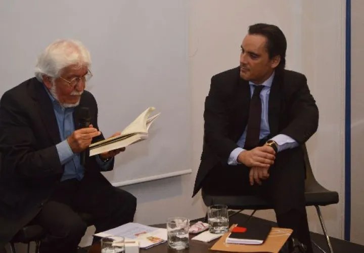 D. Jaime Quezada y S.E. Francisco Cruz, embajador de Chile en el conversatorio. También participó S. E. Ricardo Santos, embajador de España.  / Jaime Cordero