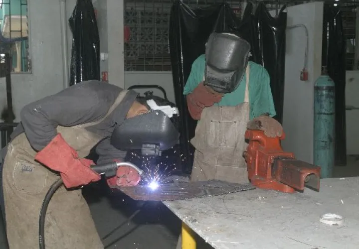 La capacitación técnica es uno de los principales requerimientos en este momento, para cubrir las plazas del mercado laboral.  / Archivo