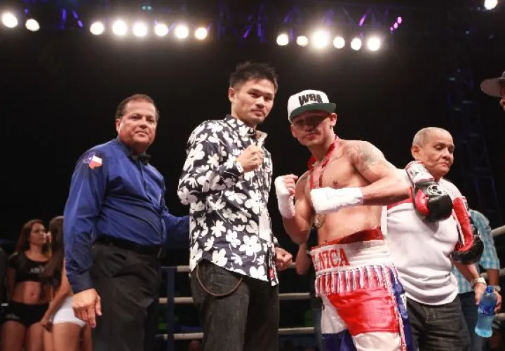 Kohei Kono (izq.) junto a Luis "El Nica" Concepción, luego de la pelea frente a Márquez.  / Anayansi Gamez