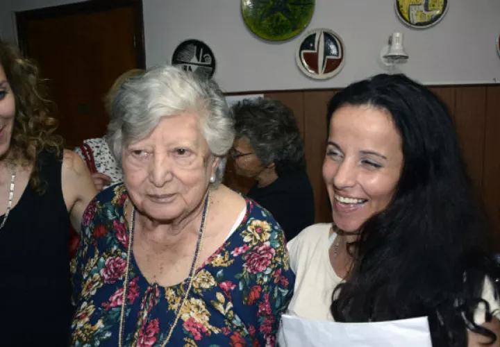 María Isabel Chorobik de Mariani (centro) durante el reencuentro con su supuesta nieta. Foto/ EFE