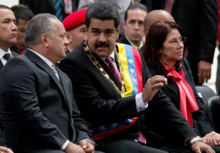 Nicolás Maduro (centro) y Diosdado Cabello (izq.) Foto/ AP