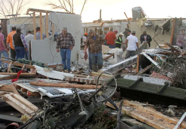 Inspeccionan una casa destruida por la tormenta. Foto/ AP