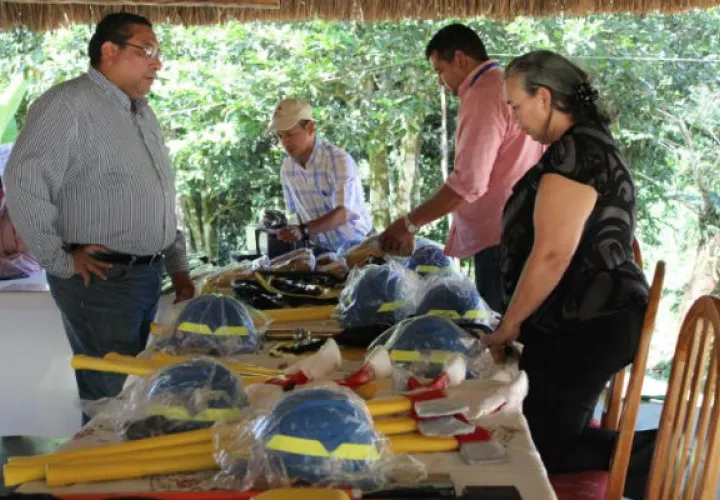 Se les dotó de equipo contra fuegos. Foto: José Manuel Adames 