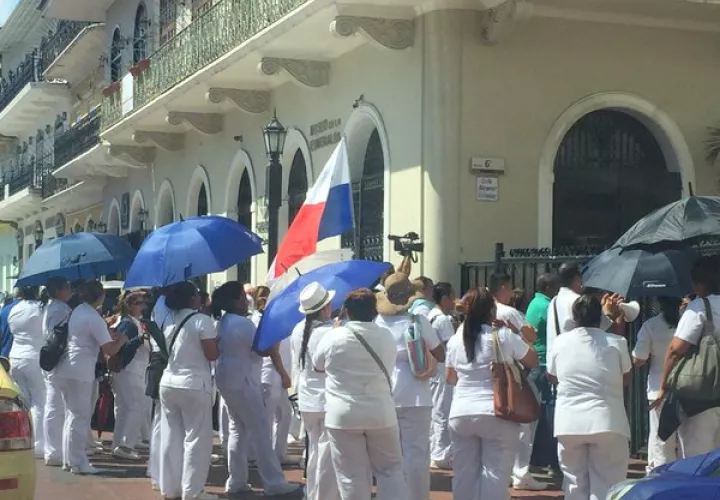 Técnicos en los predios de la Presidencia. Foto/@erichauerbach