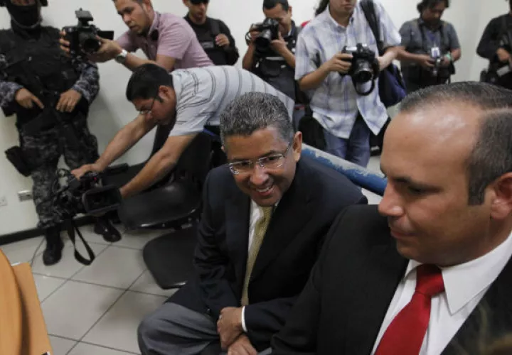 Francisco Flores (izq.), expresidente de El Salvador. 