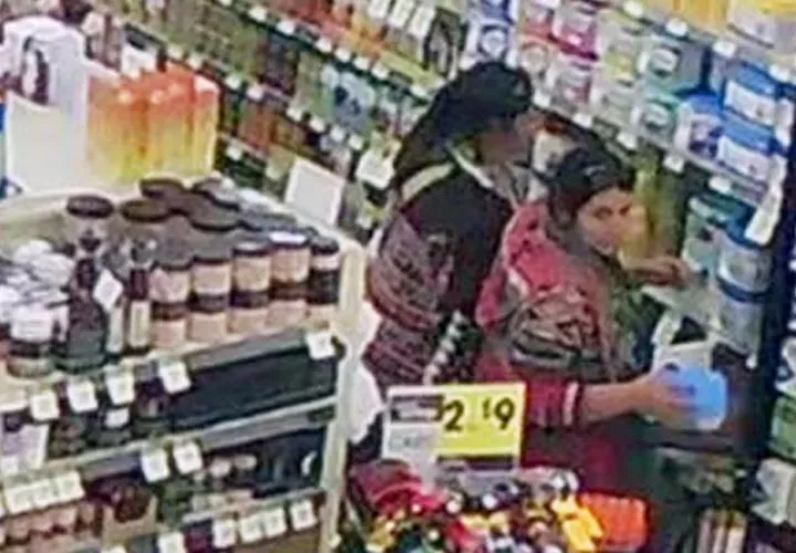 Una mujer es captada en un video cuando sustrae una lata de leche. Foto/AP
