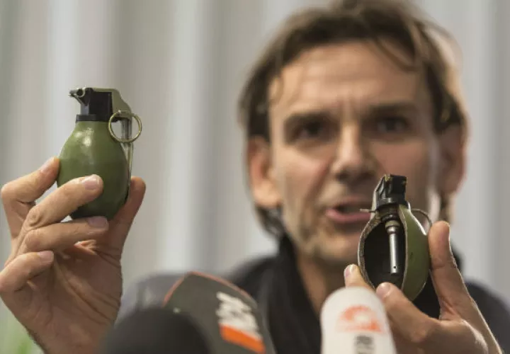 Enseña dos modelos de granada de mano M52. Foto/ EFE