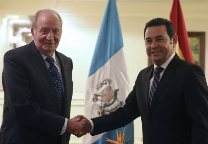 El rey Juan Carlos junto a Jimmy Morales. Foto: EFE