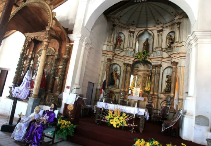 Interior de la Basílica Menor de Santiago Apóstol. Foto/ EFE