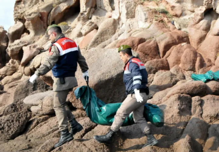 Soldados traslada uno de los cuerpos. Foto/ AP